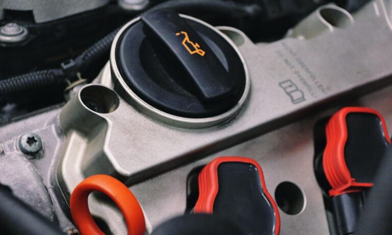 What engine oil to use in Ford vehicles: Recommended specifications, approvals, viscosity, and common mistakes