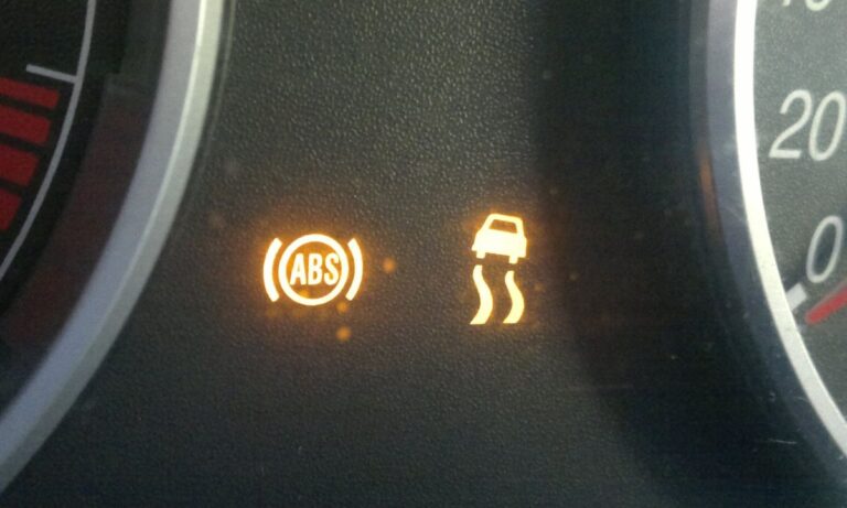 ABS light on Ford: main causes and proven fixes