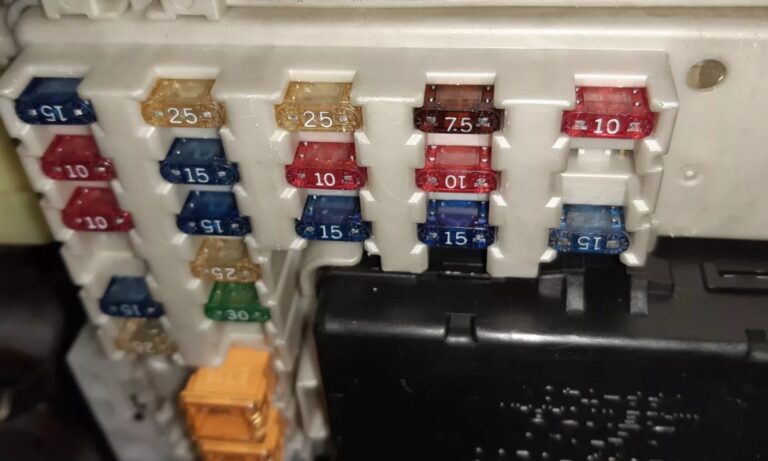 Toyota Corolla E120 Fuses Guide 2000-2007